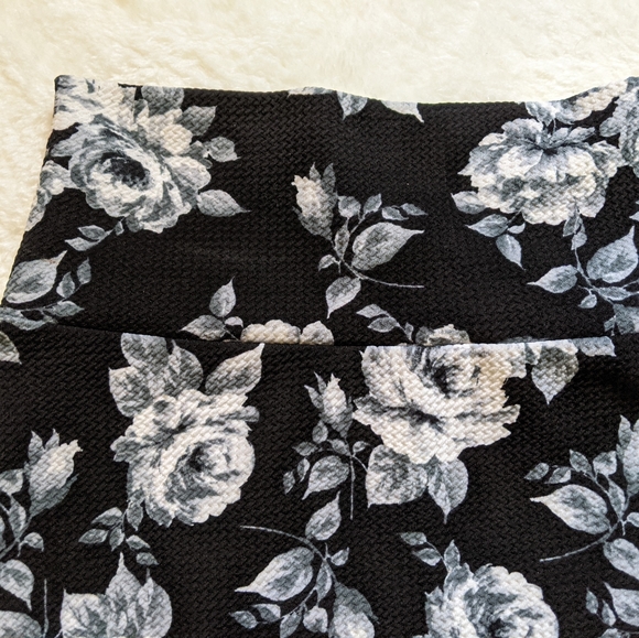 LuLaRoe Cassie Floral Black & White Skirt SMALL - Picture 6 of 9
